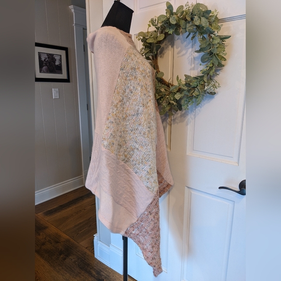 Honeybea Poncho - Picture 2 of 10